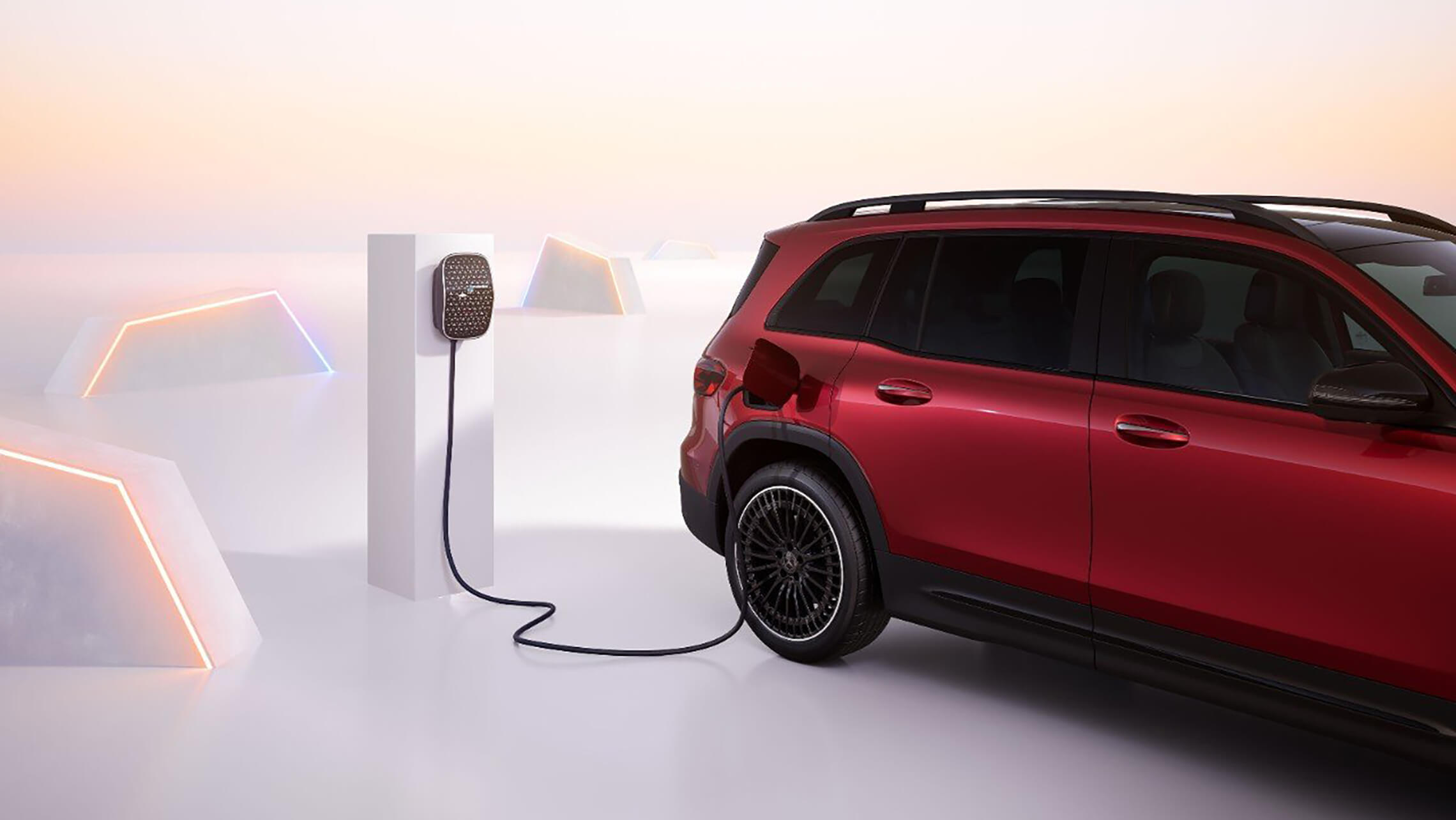 Mercedes-Benz EQB in Manufaktur Patagonienrot metallic und Nightpaket an der Wallbox bei Merbag
