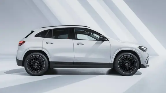 Mercedes-Benz GLA AMG Line Polarweiß mit Nightpaket Seitenansicht - Merbag Mercedes-Benz GLA AMG Line Polarweiß mit Nightpaket Seitenansicht - Merbag