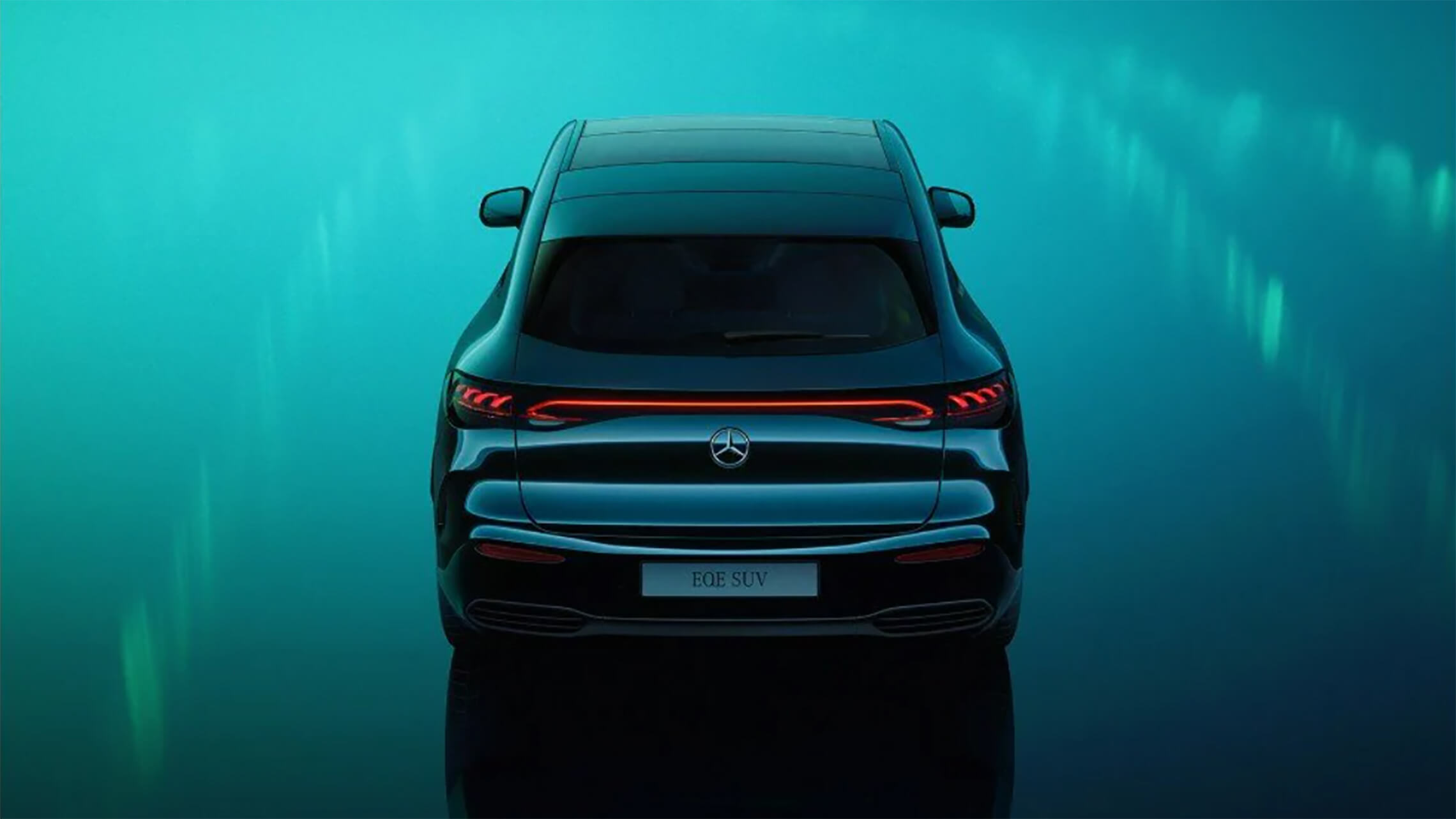 Mercedes-Benz EQE SUV Heckansicht mit Leuchtband - Merbag